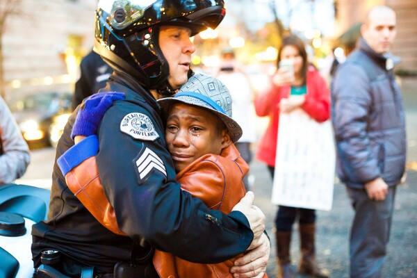 H ιστορία πίσω από την συγκλονιστικότερη φωτογραφία των διαδηλώσεων στις ΗΠΑ
