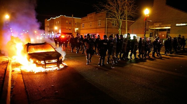 Καίγεται το Φέργκιουσον- Ταραχές μετά την αθώωση του αστυνομικού που σκότωσε τον 18χρονο Μπράουν