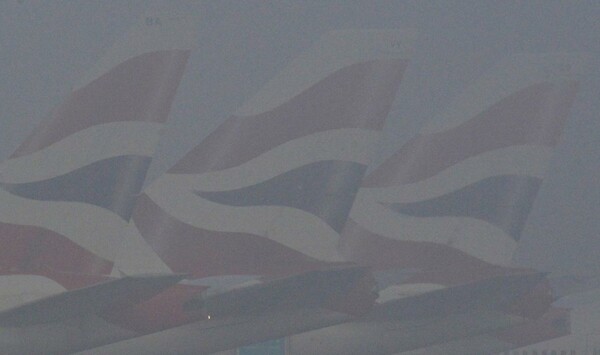 Πυκνή ομίχλη σκέπασε όλη τη Βρετανία - Χάος στα αεροδρόμια από τις ακυρώσεις πτήσεων