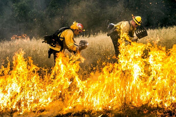 Συγκλονιστικές εικόνες από τις μεγάλες πυρκαγιές στην Καλιφόρνια