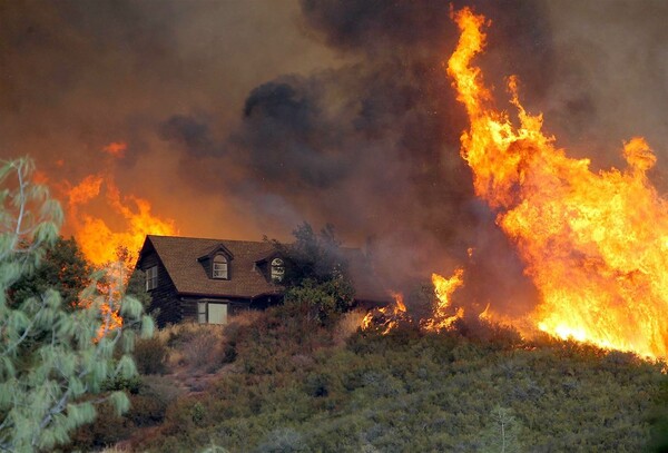 Συγκλονιστικές εικόνες από τις μεγάλες πυρκαγιές στην Καλιφόρνια