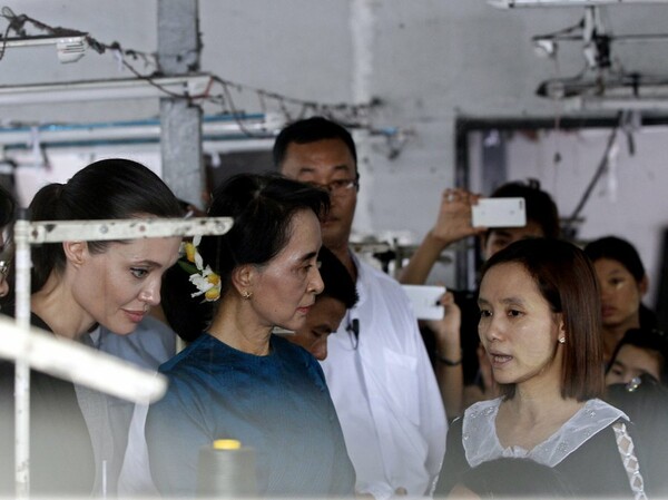 Με εργάτριες στα εργοστάσια υφαντουργίας της Μιανμάρ συναντήθηκε η Αντζελίνα Τζολί