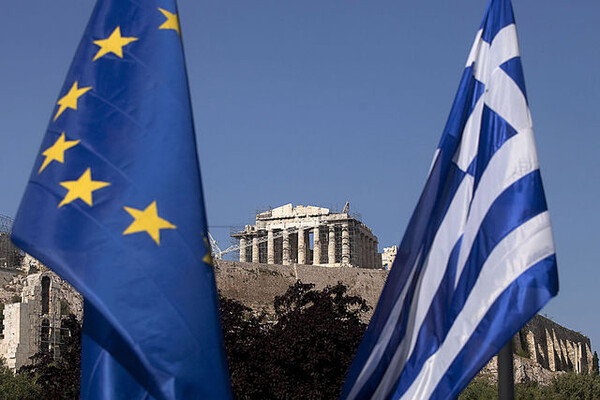 Bloomberg: «Δώστε στην Ελλάδα μια ευκαιρία»