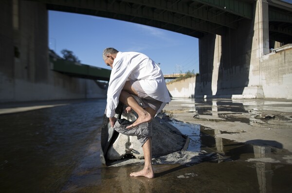 Οι άστεγοι που ζουν δίπλα στο ποτάμι του Λος Άντζελες. ''Ενας κόσμος χωριστά