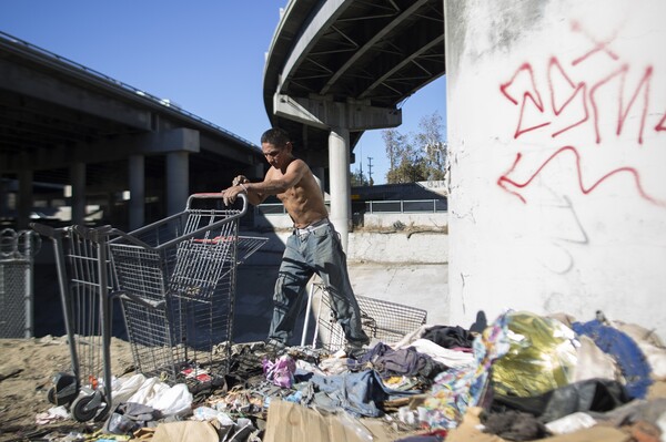 Οι άστεγοι που ζουν δίπλα στο ποτάμι του Λος Άντζελες. ''Ενας κόσμος χωριστά