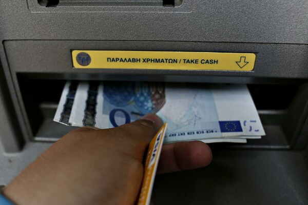 Bloomberg: Λόγω capital controls εκδόθηκαν 1 εκατ. νέες χρεωστικές κάρτες