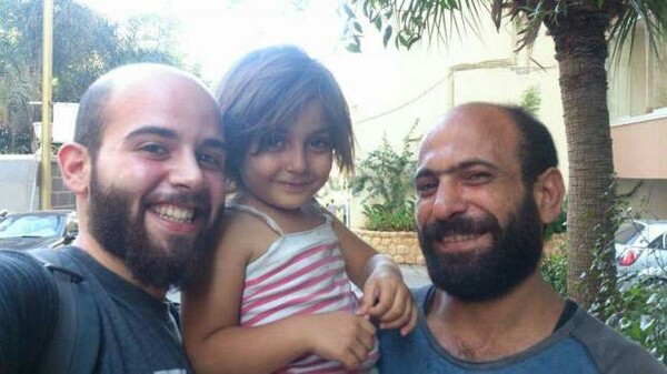 Κάτι απίστευτο συμβαίνει στον πρόσφυγα που πουλούσε στιλό έχοντας αγκαλιά την κόρη του