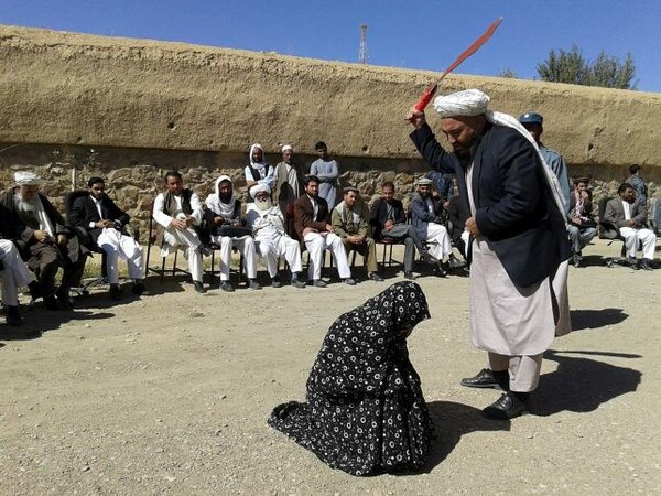 Αφγανιστάν: Άντρας και γυναίκα που καταδικάστηκαν για μοιχεία, μαστιγώθηκαν 100 φορές δημοσίως