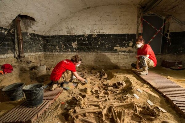 Αρχαίοι μαζικοί τάφοι βρέθηκαν στο υπόγειο σούπερ μάρκετ στο Παρίσι