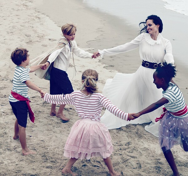 Η ομορφότερη οικογένεια του Χόλιγουντ σε μια μοναδική φωτογράφηση για τη Vogue