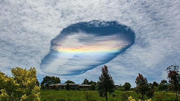 Πώς έγινε η "τρύπα" στα σύννεφα του ουρανού της Αυστραλίας