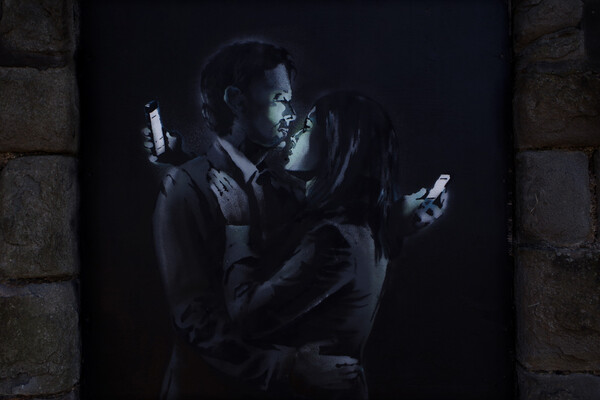 Δύο νέα έργα του Banksy κριτικάρουν το ρόλο της τεχνολογίας