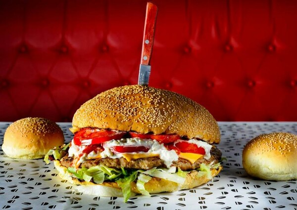 Θεσσαλονίκη: Ποιος μπορεί να φάει ένα burger- τριών κιλών;
