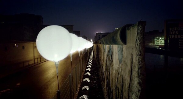 Μια εντυπωσιακή φωτεινή εγκατάσταση για τα 25 χρόνια από την πτώση του Τείχους του Βερολίνου