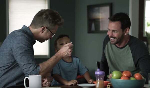H Campbell διαφημίζει την «αληθινή ζωή» με ένα ζευγάρι γκέι μπαμπάδων