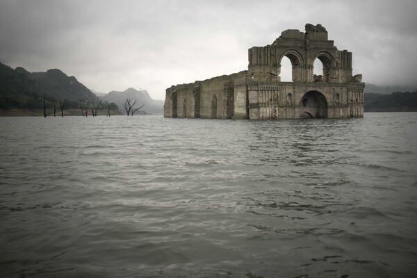 Αλλόκοσμες φωτογραφίες από ναό 400 ετών που αναδύθηκε στην επιφάνεια λίμνης στο Μεξικό