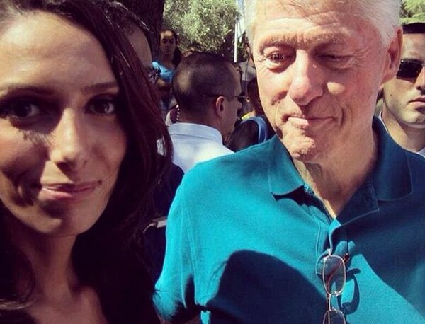 Σάλος με το selfie του Μπιλ Κλίντον