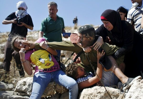 12χρονος Παλαιστίνιος ξυλοκοπείται από Ισραηλινό στρατιώτη μπροστά στην κάμερα
