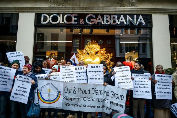 Διαμαρτυρία μπροστά στη μπουτίκ των Dolce & Gabbana στο Λονδίνο