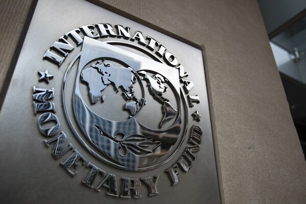 ΔΝΤ: Μη βιώσιμο το χρέος της Ελλάδας - Προτείνει «κούρεμα» 30%