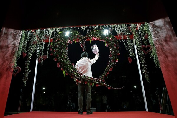 Κάθε Ιανουάριο οι άντρες του Τόκιο διαλαλούν δημοσίως την αγάπη προς τις συζύγους τους
