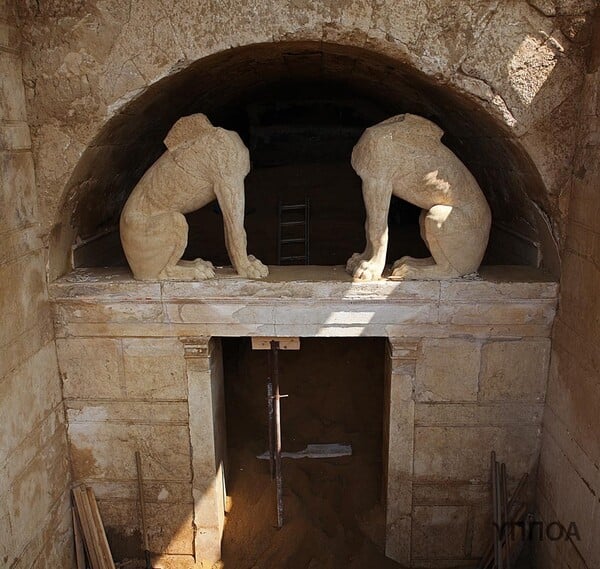 Αποκαλύφθηκε σχεδόν ολόκληρη η πρόσοψη του ταφικού μνημείου στην Αμφίπολη