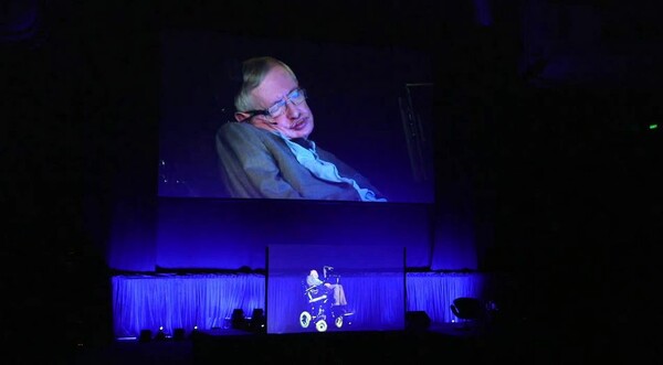 Stephen Hawking: Aν η ανθρωπότητα δεν ζήσει στο διάστημα θα πεθάνει