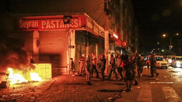Ο στρατός στους δρόμους της Κωνσταντινούπολης