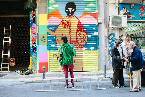 Ο Βραζιλιάνος street artist Rimon Guimarães ζωγράφισε στην Ευριπίδου ένα έργο για την προσφυγική κρίση.