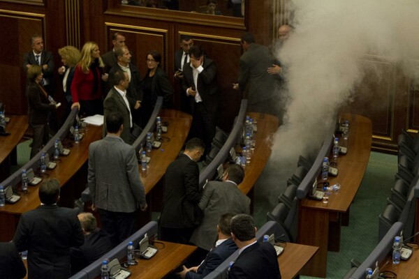 Γήπεδο η Βουλή του Κοσόβου- Βουλευτής της αντιπολίτευσης πέταξε δακρυγόνο