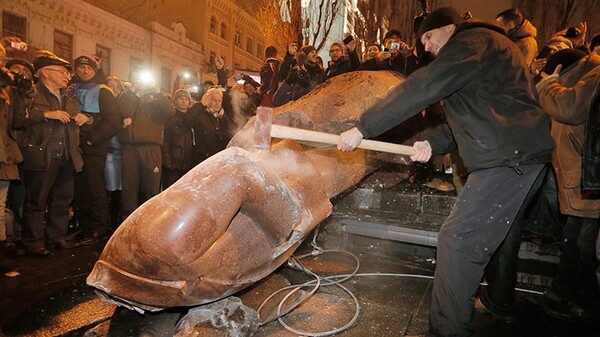 Οι διαδηλωτές στην Ουκρανία ρίχνουν τα αγάλματα του Λένιν
