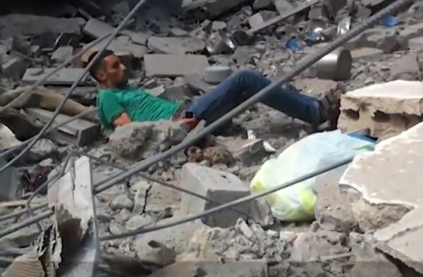 Συγκλονιστικό βίντεο δείχνει πολίτη που ψάχνει για επιζώντες στη Γάζα να πυροβολείται από σκοπευτές