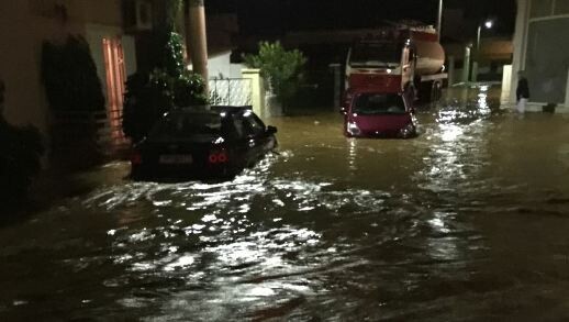 Πλημμύρες το βράδυ στην Μάνδρα