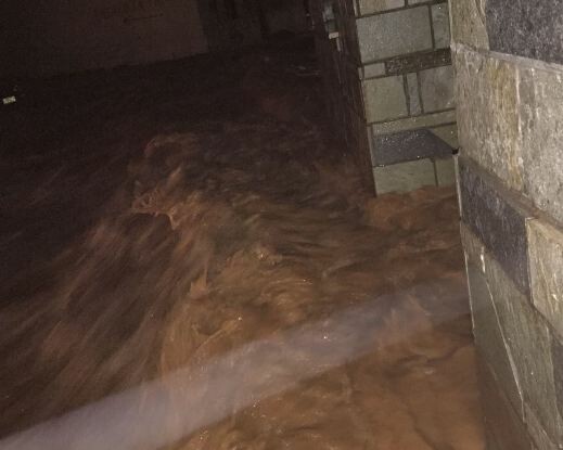 Πλημμύρες το βράδυ στην Μάνδρα