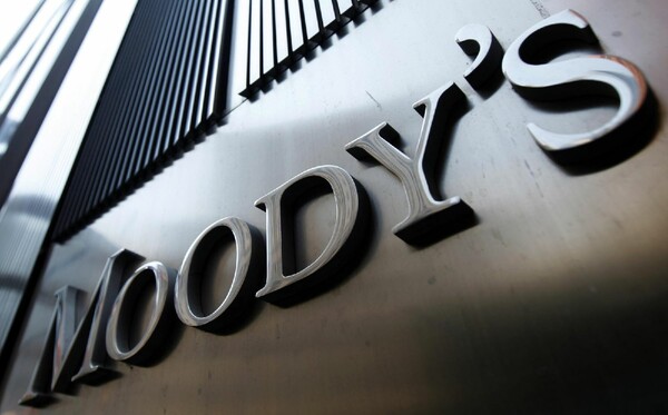 Τέσσερις τράπεζες υποβάθμισε απόψε ο οίκος Moody's