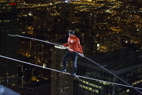 Ακροβάτης σε σχοινί 179 μέτρα πάνω από το Σικάγο