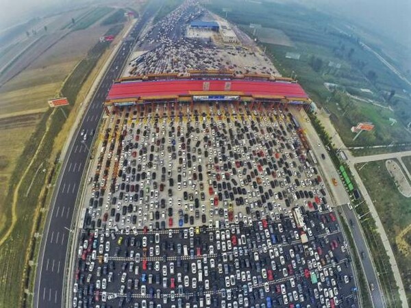 Να τι συμβαίνει όταν ο μισός πληθυσμός της Κίνας γιορτάζει την αργία με εκδρομή