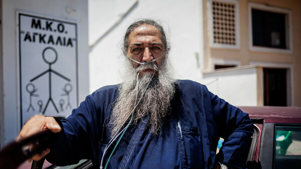 Απεβίωσε ο Παπά Στρατής - Ο συγκλονιστικός ιερέας προστάτης των προσφύγων, που ενέπνευσε όλη την Ελλάδα