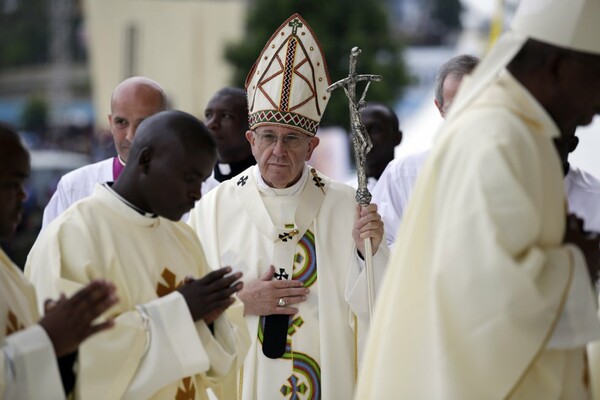 O πάπας στην Αφρική: Η τρομοκρατία τρέφεται από τη φτώχεια