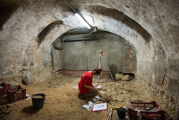 Αρχαίοι μαζικοί τάφοι βρέθηκαν στο υπόγειο σούπερ μάρκετ στο Παρίσι