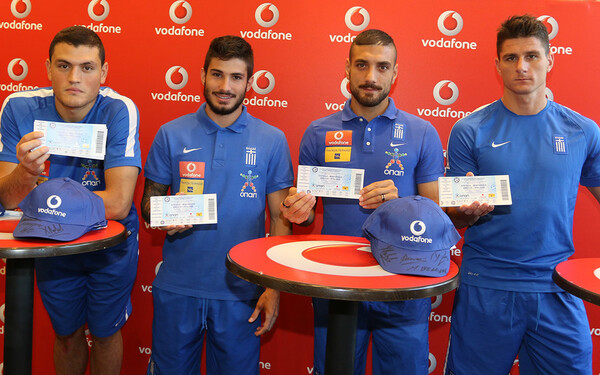 Οι παίκτες της Εθνικής Ομάδας Ποδοσφαίρου επισκέφθηκαν κατάστημα της Vodafone