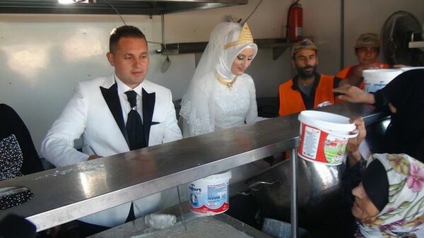 Ζευγάρι Τούρκων, ξόδεψε τα χρήματα του γάμου για να ταΐσει 4000 Σύρους πρόσφυγες