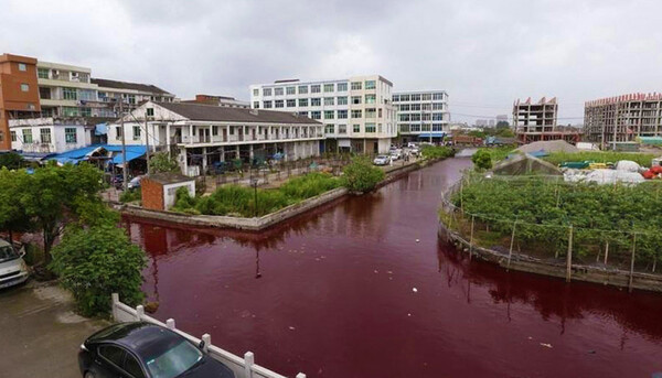 Ποτάμι στην Κίνα γίνεται ξαφνικά κόκκινο