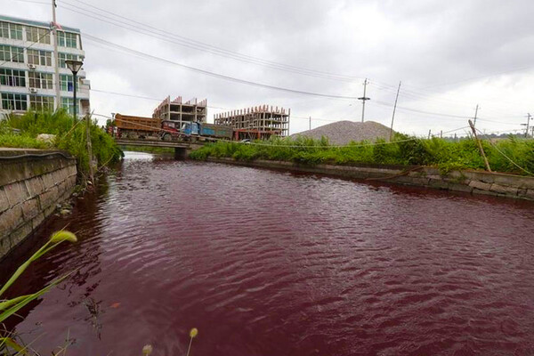 Ποτάμι στην Κίνα γίνεται ξαφνικά κόκκινο