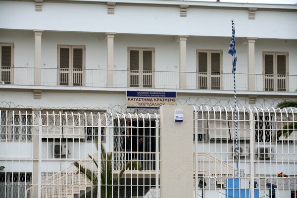 Τρία άτομα συνελήφθησαν ενώ έριχναν δέμα στις φυλακές Κορυδαλλού