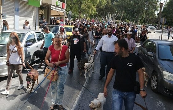 Παρέλαση με τη συνοδεία των κατοικίδιων ζώων τους στο Ηράκλειο Κρήτης