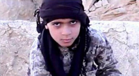 Για πρώτη φορά ένα παιδί-στρατιώτης του Ισλαμικού Κράτους αποκεφάλισε άντρα