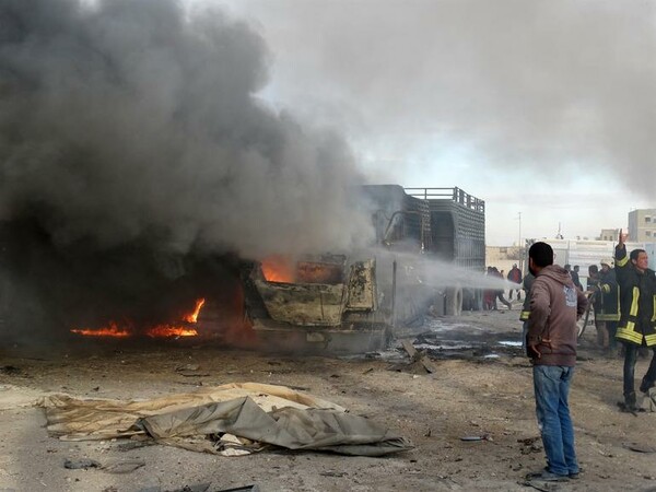 Βομβαρδίστηκε ανθρωπιστικό κονβόι φορτηγών στα σύνορα Toυρκίας -Συρίας