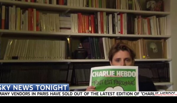 Σάλος με την αντίδραση του Sky News όταν καλεσμένη έδειξε το εξώφυλλο του Charlie Hebdo