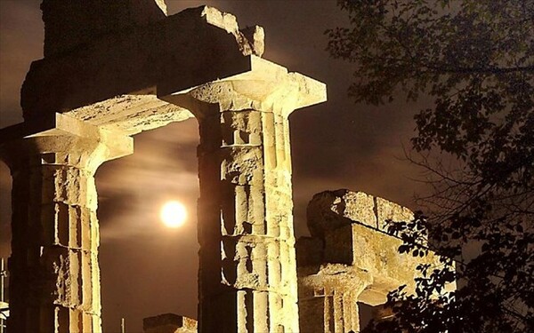 Η εντυπωσιακή έκλειψη της Σελήνης από τον ναό του Ποσειδώνα